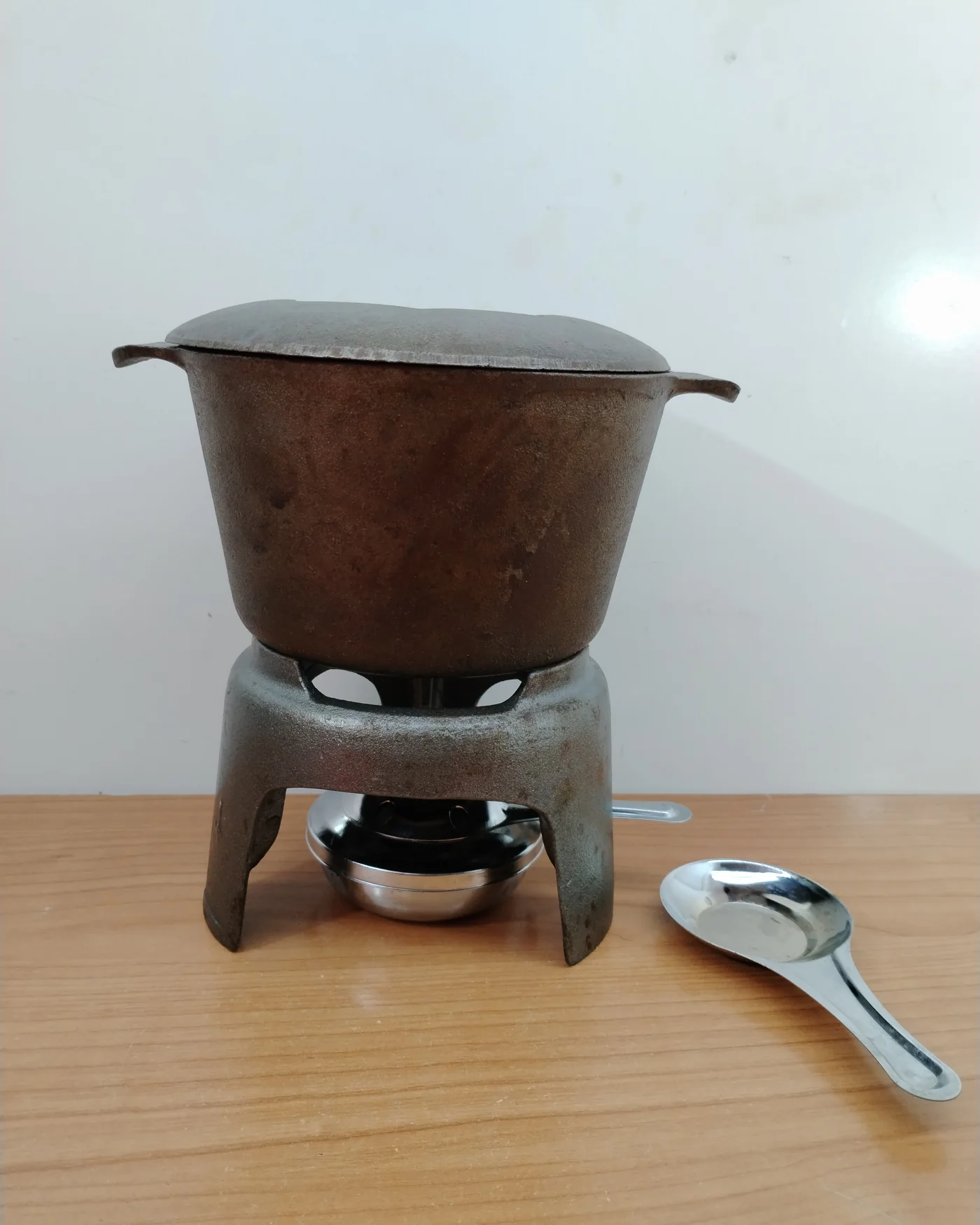Juego de fondue antiguo de hierro fundido con soporte y cucharas - imagen 1