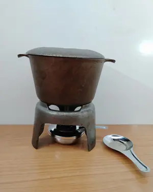 Juego de fondue antiguo de hierro fundido con soporte y cucharas - miniatura 1
