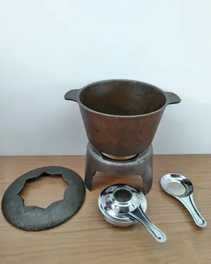 Juego de fondue antiguo de hierro fundido con soporte y cucharas - miniatura 2