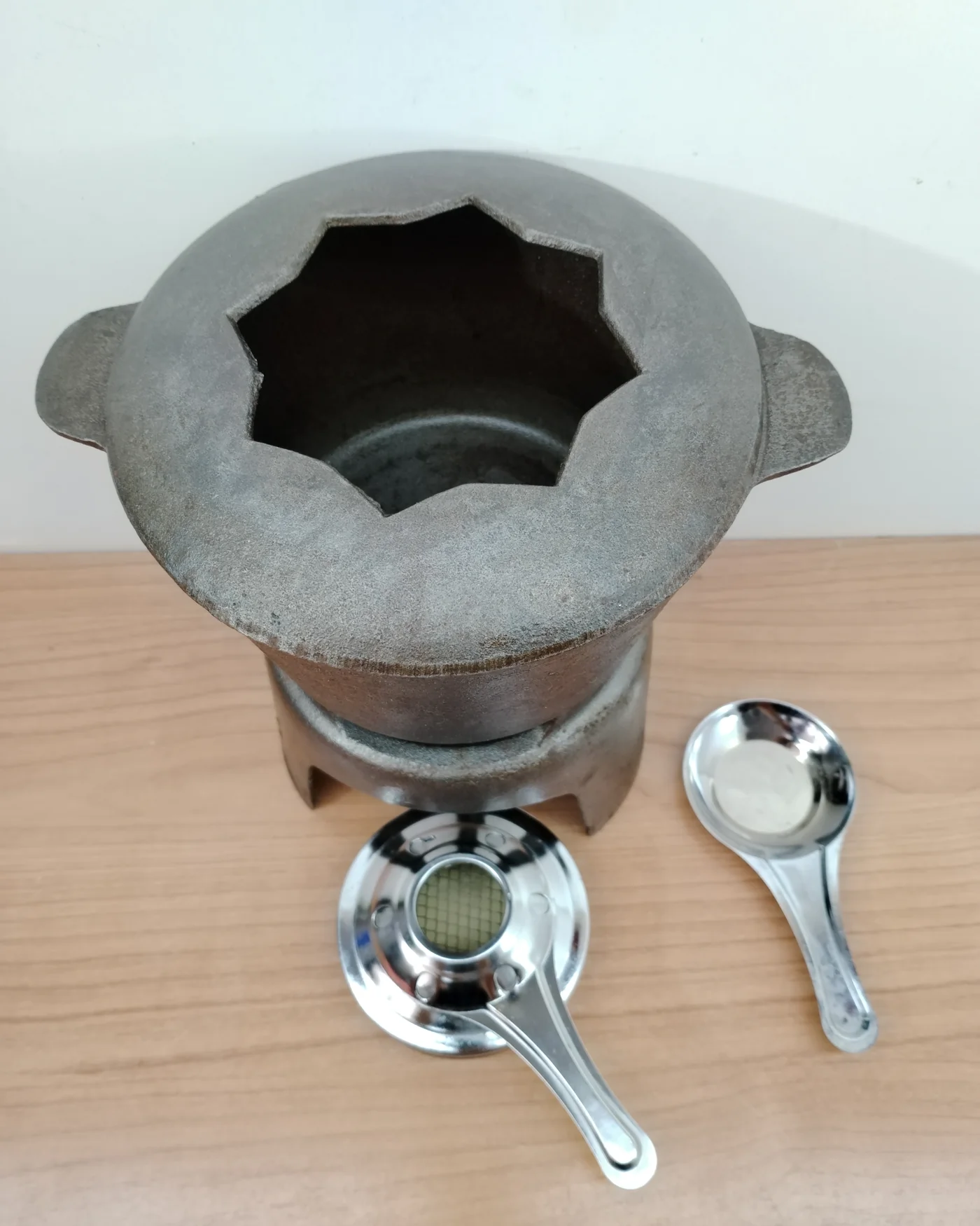 Juego de fondue antiguo de hierro fundido con soporte y cucharas - imagen 3