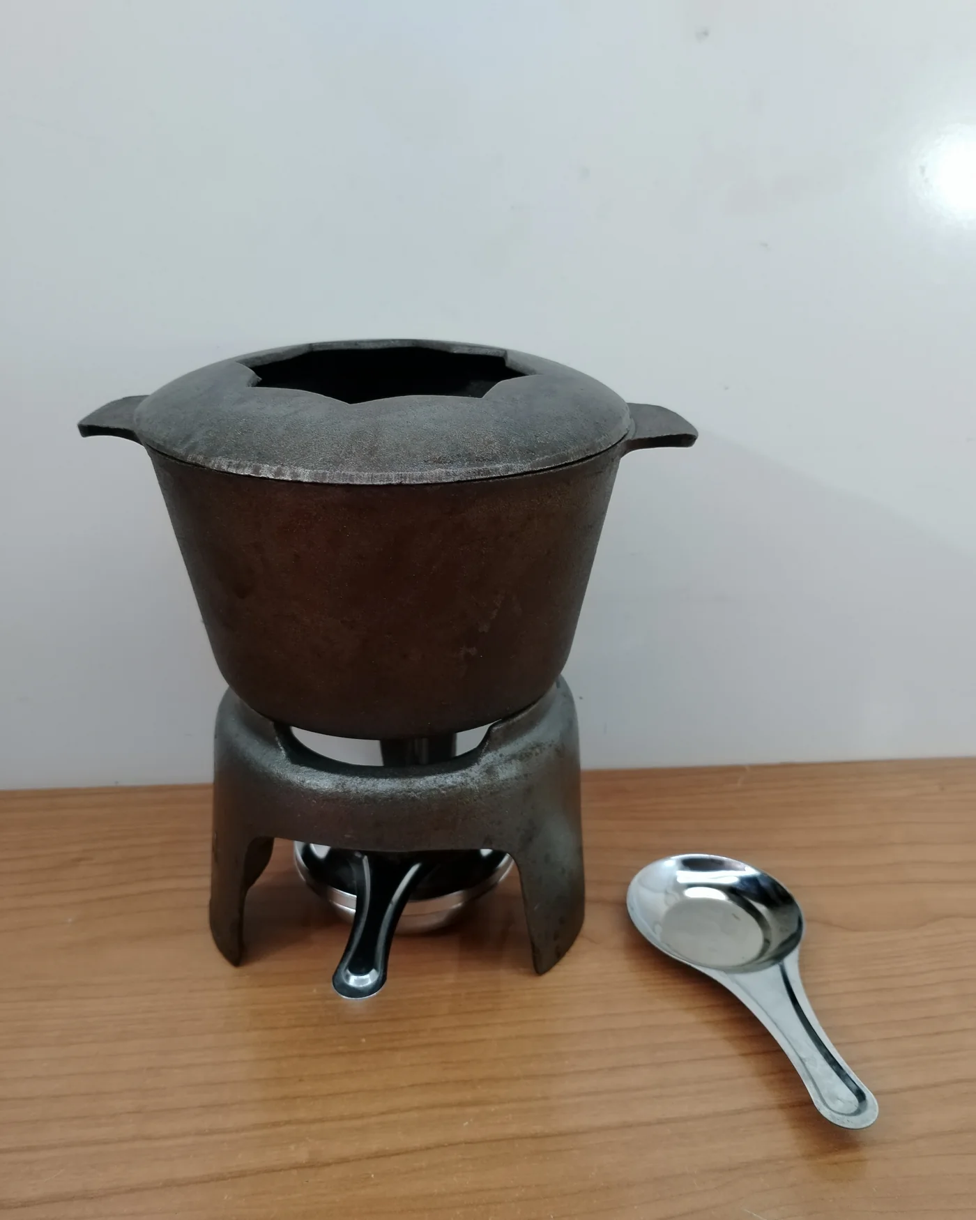 Juego de fondue antiguo de hierro fundido con soporte y cucharas - imagen 4