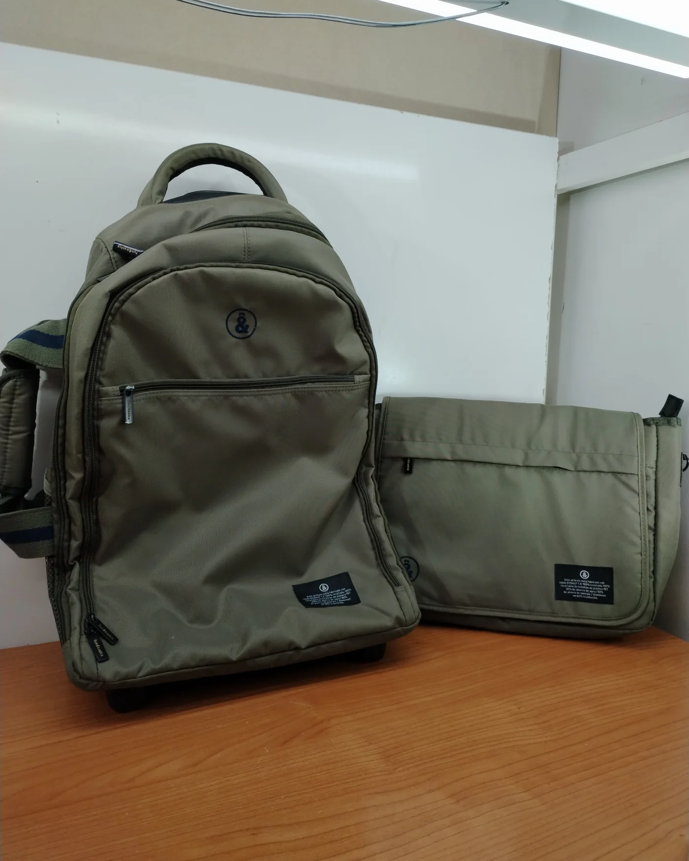 Mochila con ruedas y bolsa de mano Fun&Basics verde oliva - imagen 1