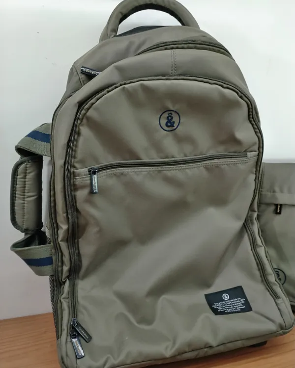 Mochila con ruedas y bolsa de mano Fun&Basics verde oliva