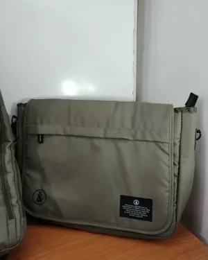 Mochila con ruedas y bolsa de mano Fun&Basics verde oliva - miniatura 3