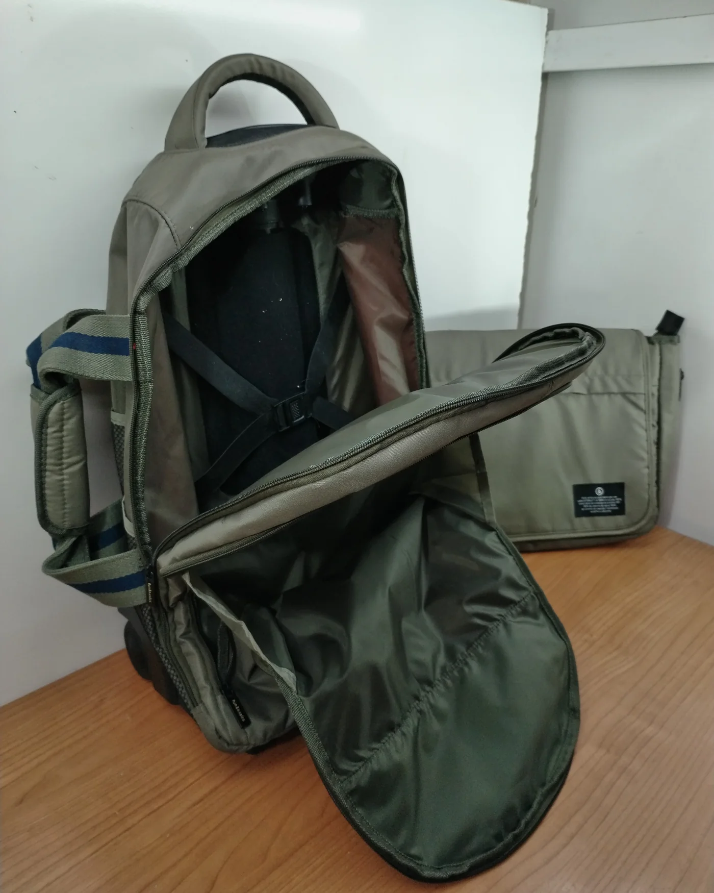 Mochila con ruedas y bolsa de mano Fun&Basics verde oliva - imagen 4