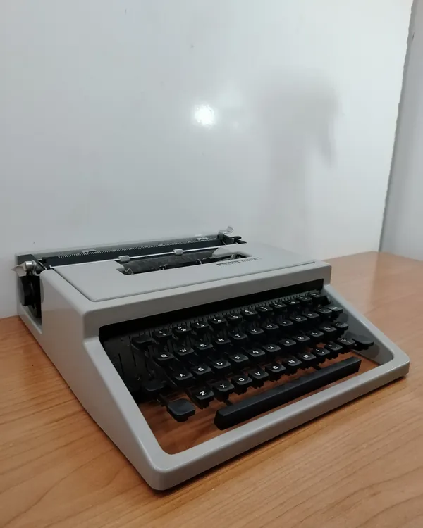 Máquina de escribir Olivetti Dora vintage