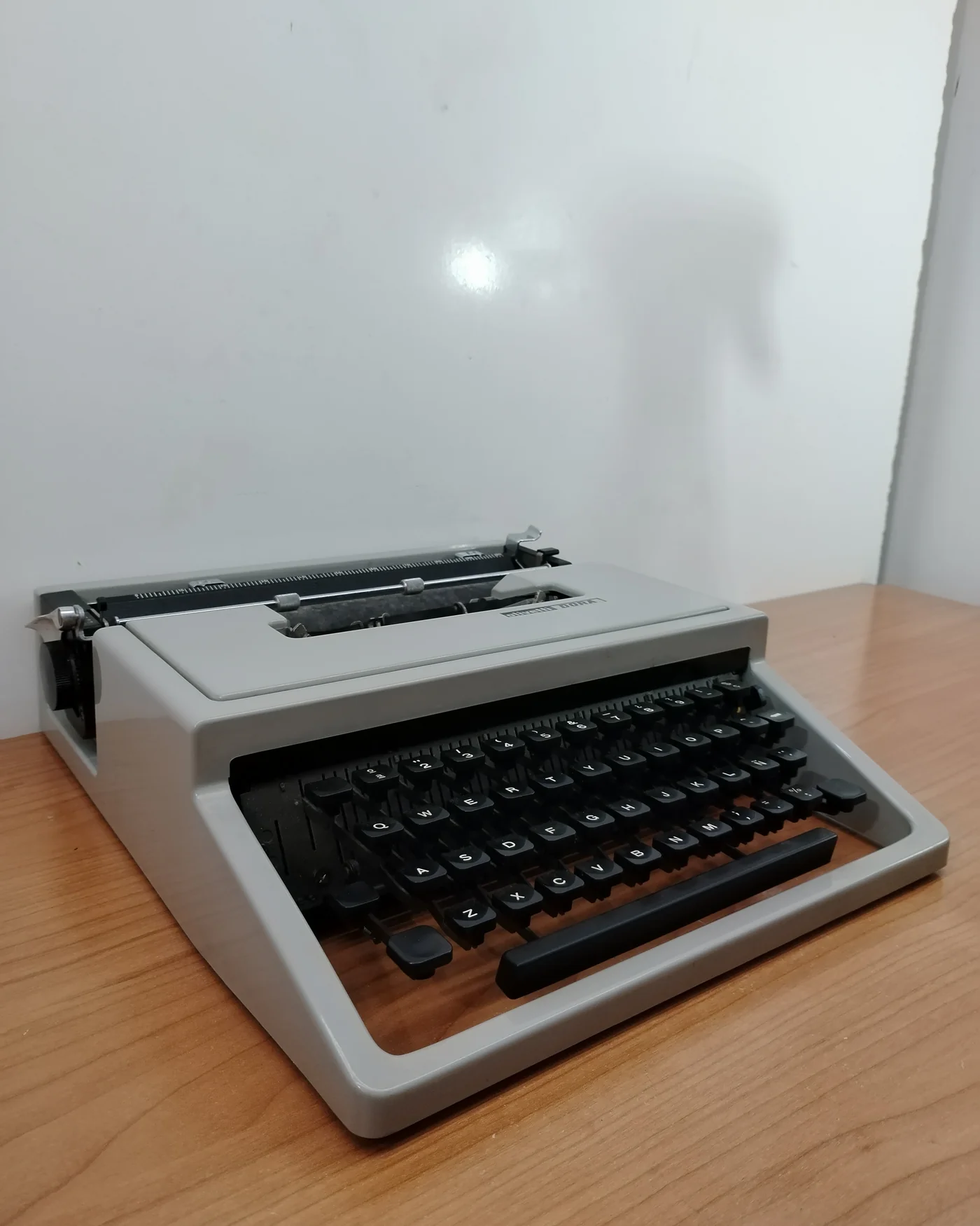 Máquina de escribir Olivetti Dora vintage - imagen 2