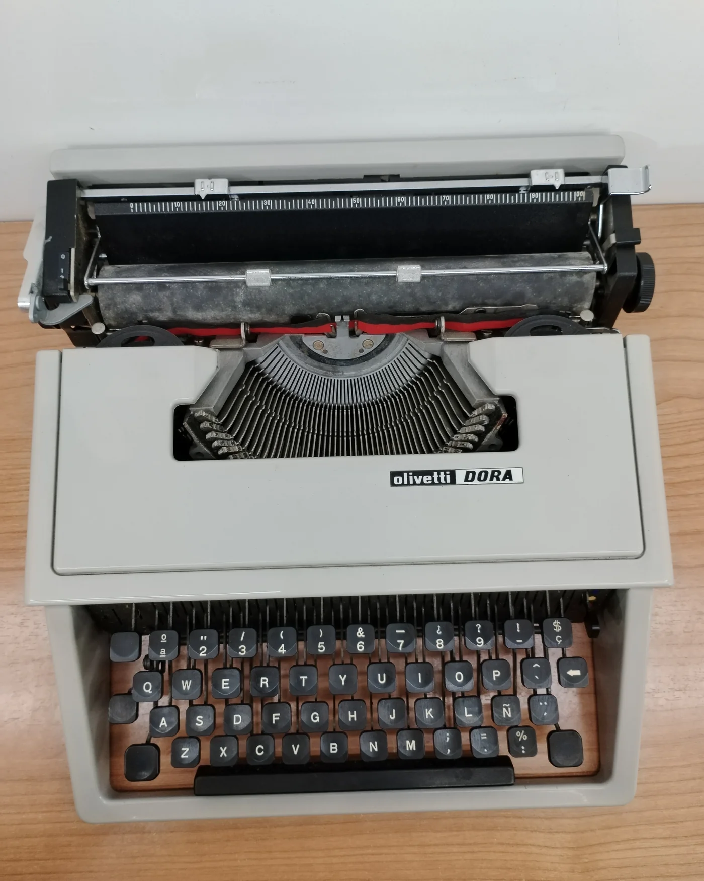 Máquina de escribir Olivetti Dora vintage - imagen 3