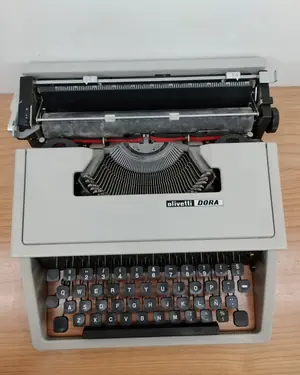 Máquina de escribir Olivetti Dora vintage - miniatura 3