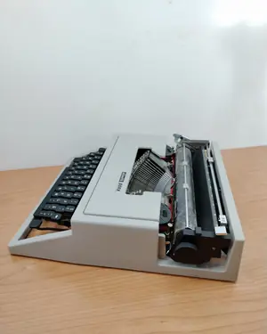 Máquina de escribir Olivetti Dora vintage - miniatura 4
