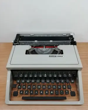 Máquina de escribir Olivetti Dora vintage - miniatura 1