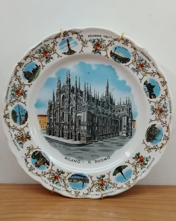 Plato decorativo souvenir de Italia con el Duomo de Milán