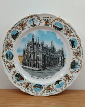 Plato decorativo souvenir de Italia con el Duomo de Milán - miniatura 1