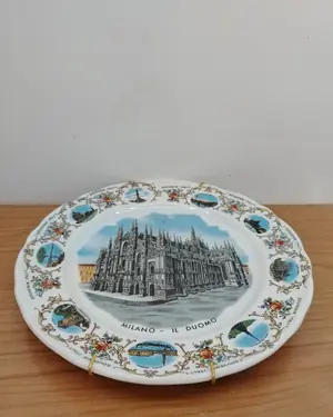 Plato decorativo souvenir de Italia con el Duomo de Milán - miniatura 2