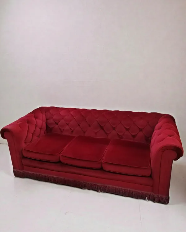Sofá Chester 3 Plazas en Terciopelo Rojo