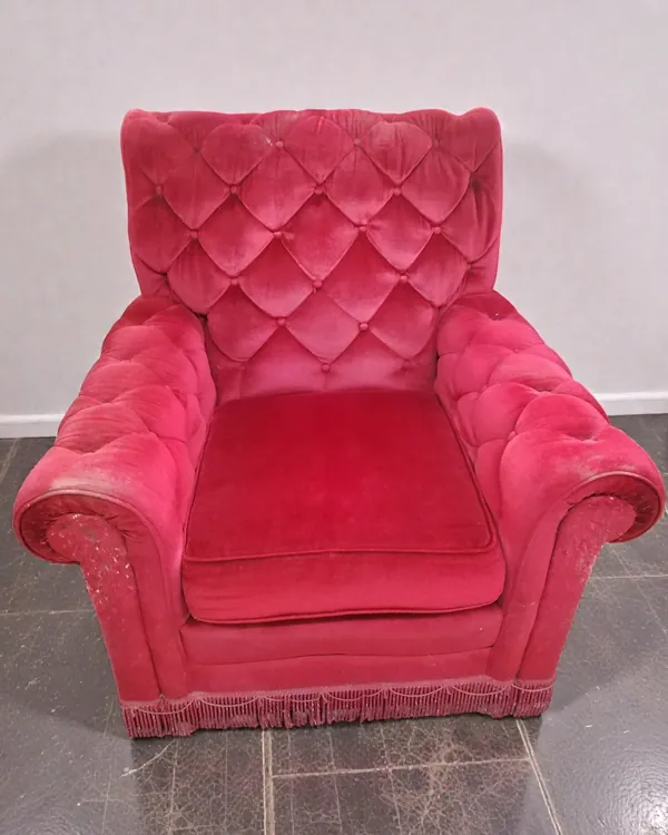 Sillón Chester en Terciopelo Rojo con Botones