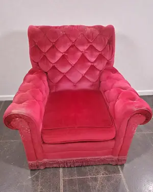 Sillón Chester en terciopelo rojo con botones - miniatura 1