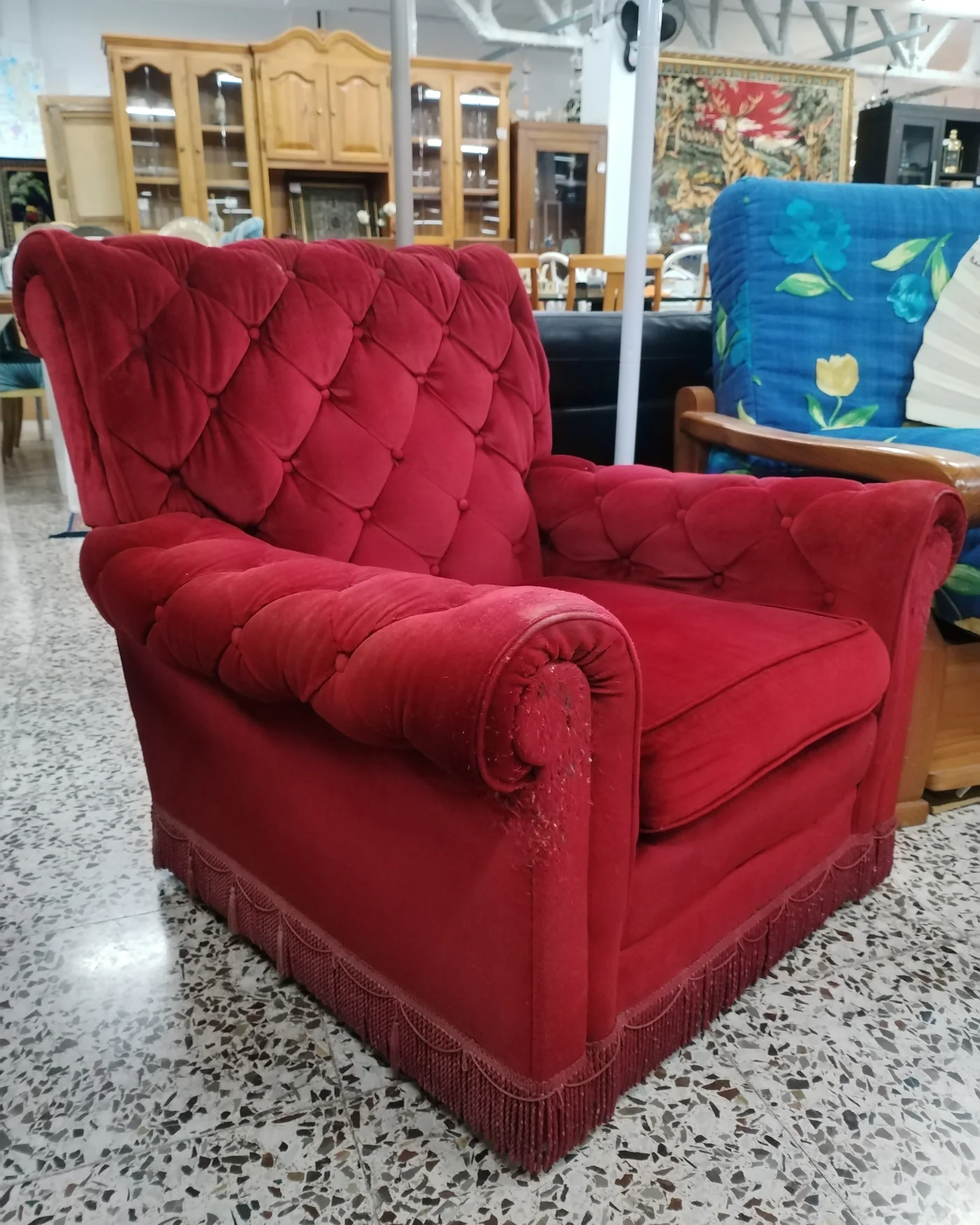 Sillón Chester en terciopelo rojo con botones - imagen 4