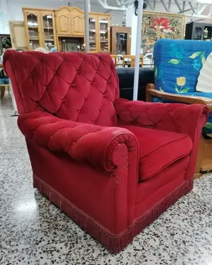 Sillón Chester en terciopelo rojo con botones - miniatura 4
