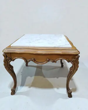 Mesa auxiliar estilo Luis XV con base de madera tallada y tapa de mármol - miniatura 1