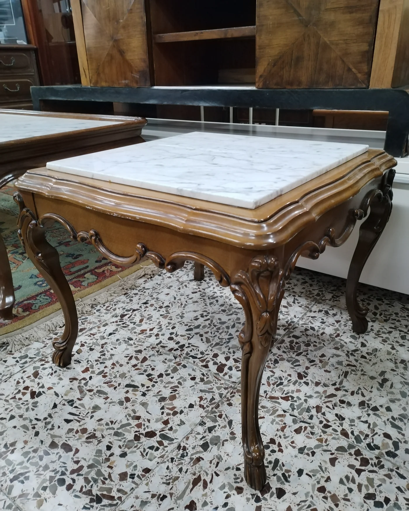 Mesa auxiliar estilo Luis XV con base de madera tallada y tapa de mármol - imagen 2