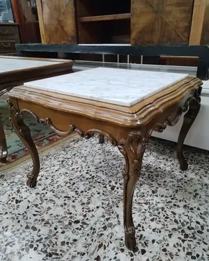 Mesa auxiliar estilo Luis XV con base de madera tallada y tapa de mármol - miniatura 2