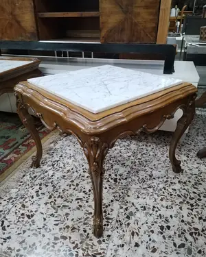 Mesa auxiliar estilo Luis XV con base de madera tallada y tapa de mármol - miniatura 3