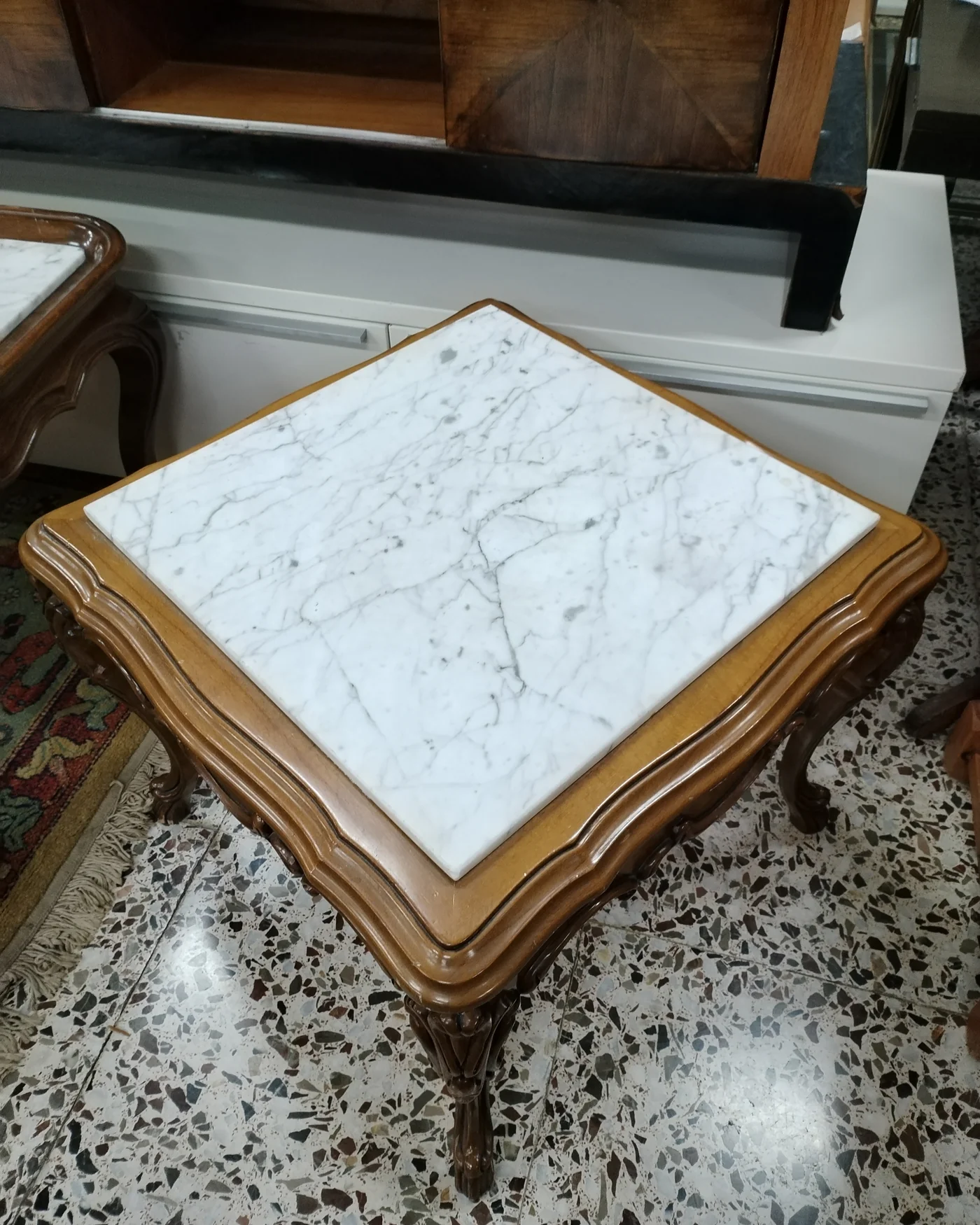 Mesa auxiliar estilo Luis XV con base de madera tallada y tapa de mármol - imagen 4