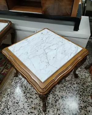 Mesa auxiliar estilo Luis XV con base de madera tallada y tapa de mármol - miniatura 4