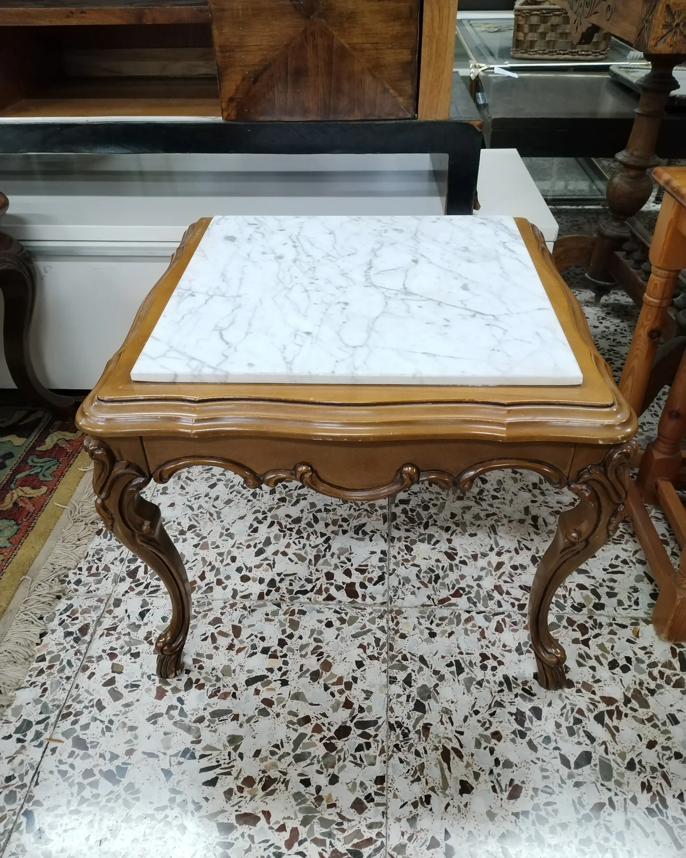 Mesa auxiliar estilo Luis XV con base de madera tallada y tapa de mármol - imagen 5