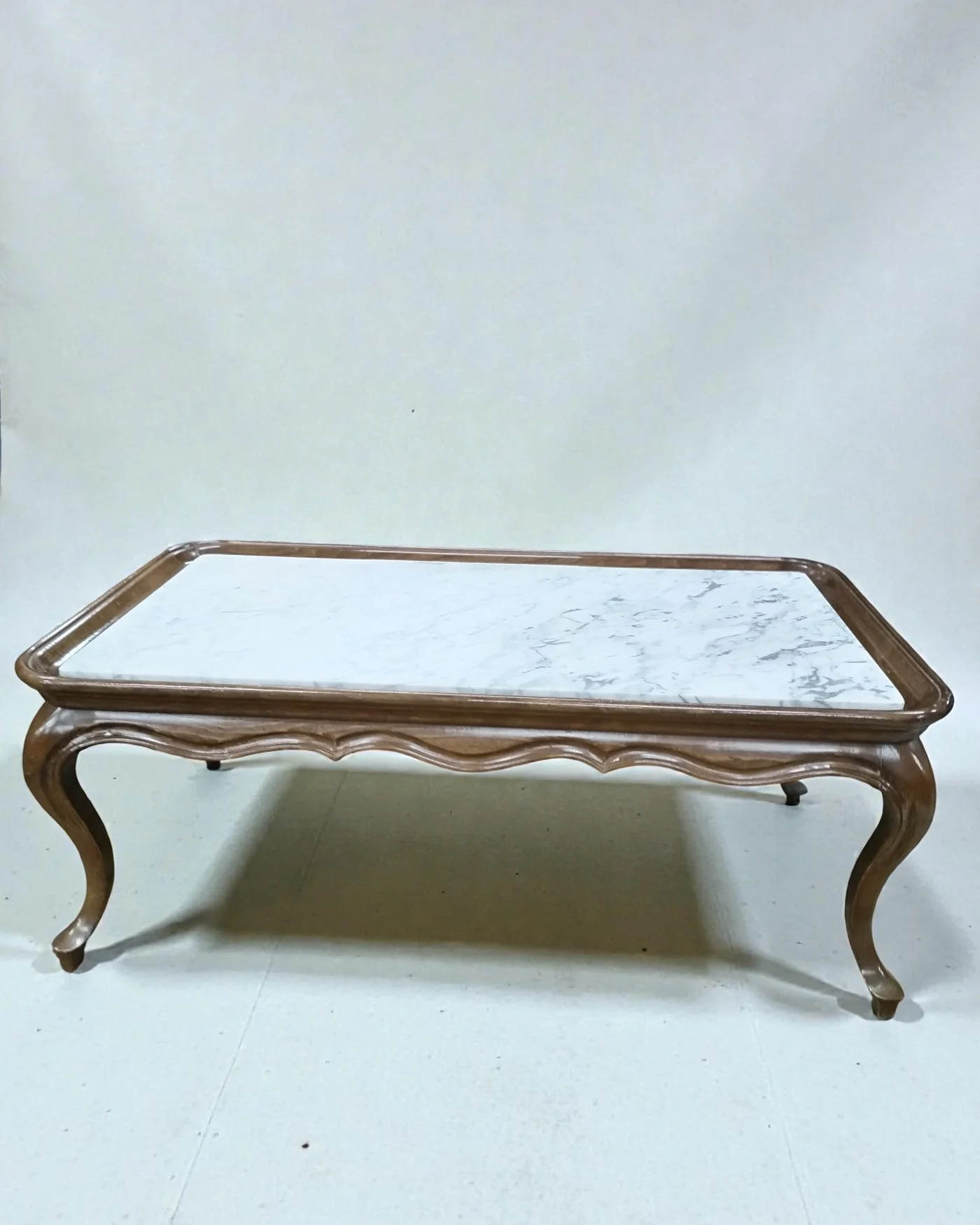 Mesa de centro auxiliar de madera y mármol - imagen 1