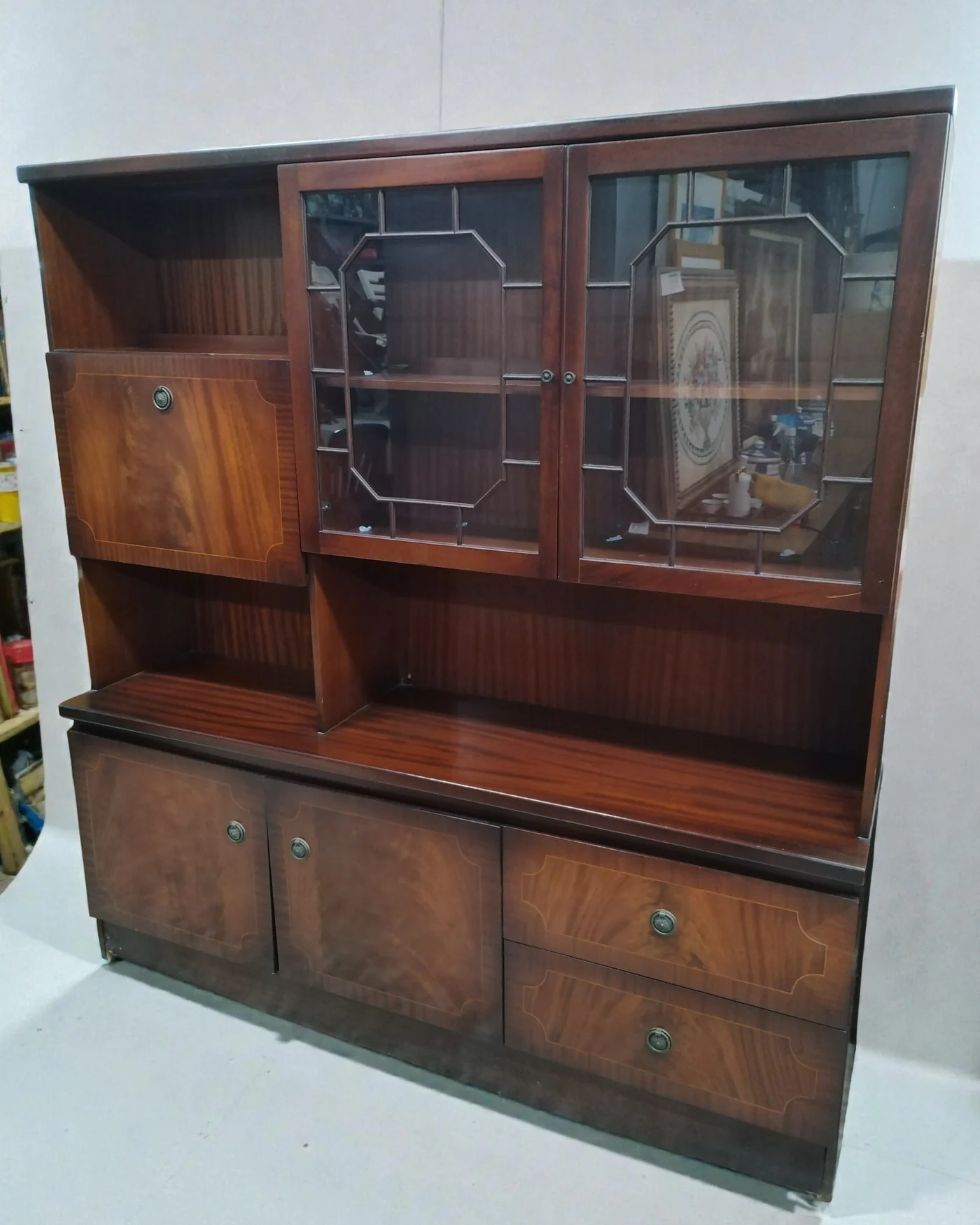 Vitrina vintage de madera con cristal y cajones - imagen 1