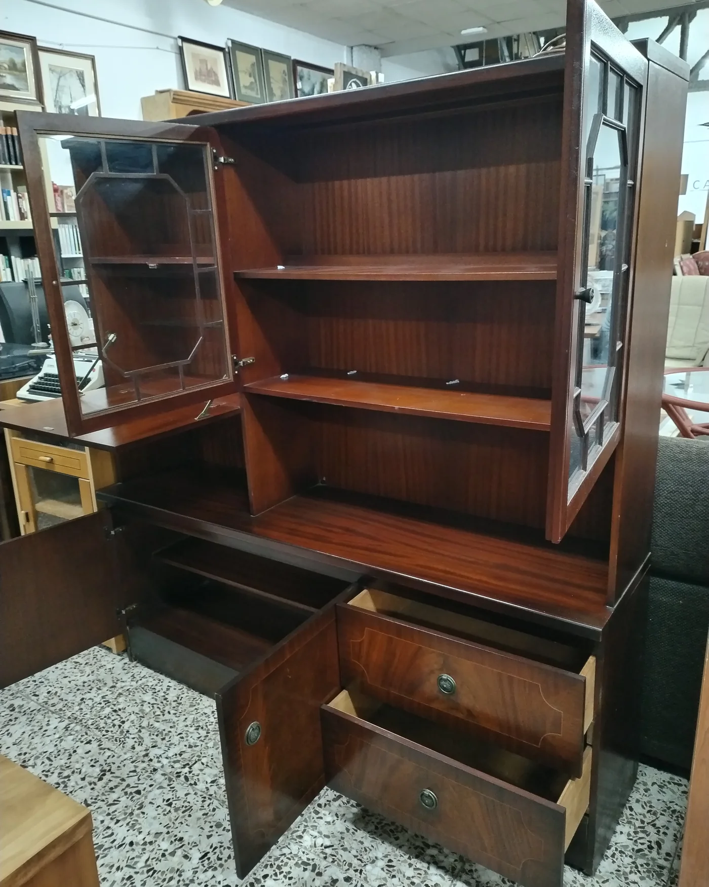 Vitrina vintage de madera con cristal y cajones - imagen 2