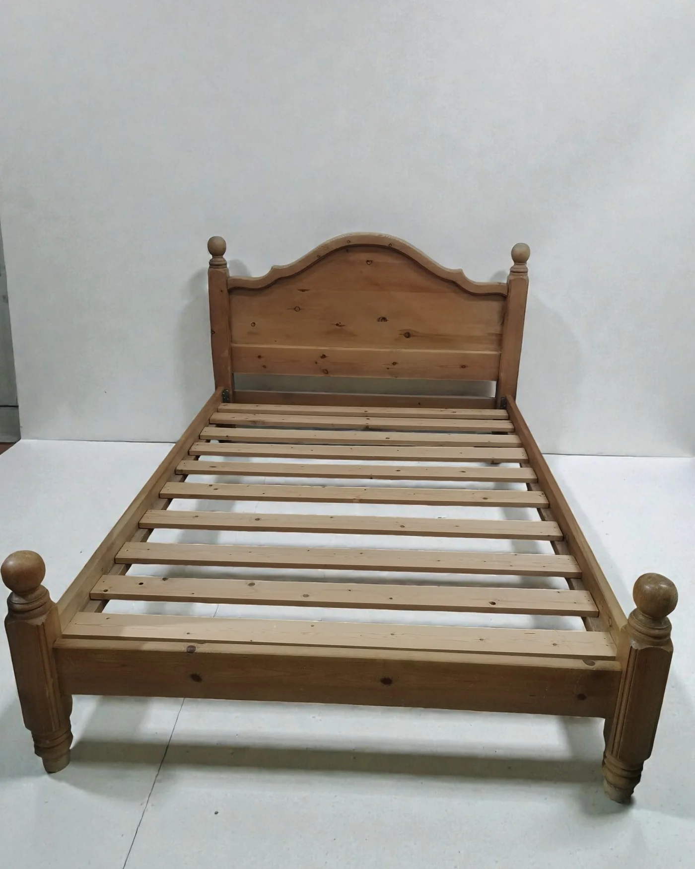 Cama de madera maciza de pino con cabecero curvado - imagen 1