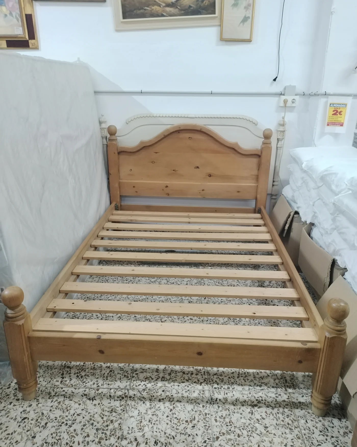 Cama de madera maciza de pino con cabecero curvado - imagen 2