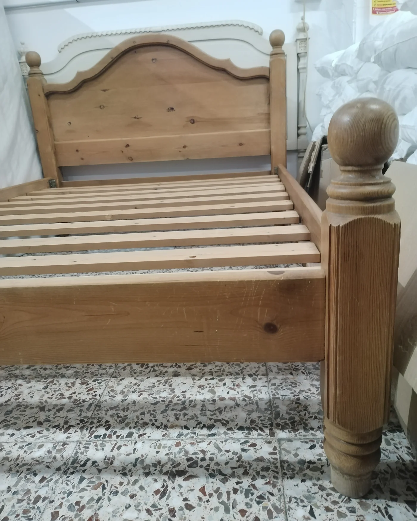 Cama de madera maciza de pino con cabecero curvado - imagen 3
