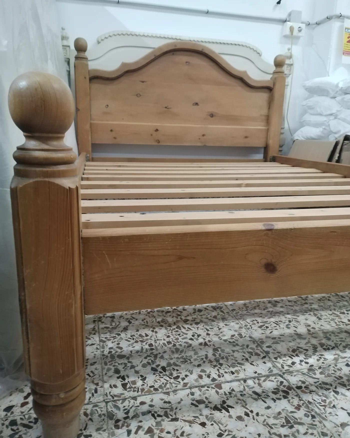 Cama de madera maciza de pino con cabecero curvado - imagen 4