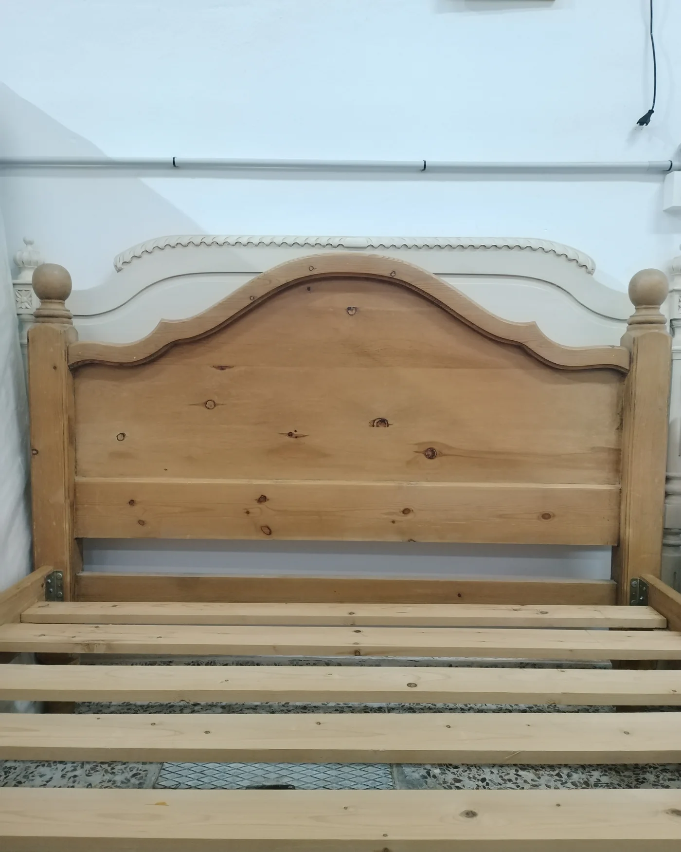 Cama de madera maciza de pino con cabecero curvado - imagen 5