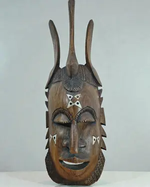 Máscara africana tallada en madera con incrustaciones - miniatura 1