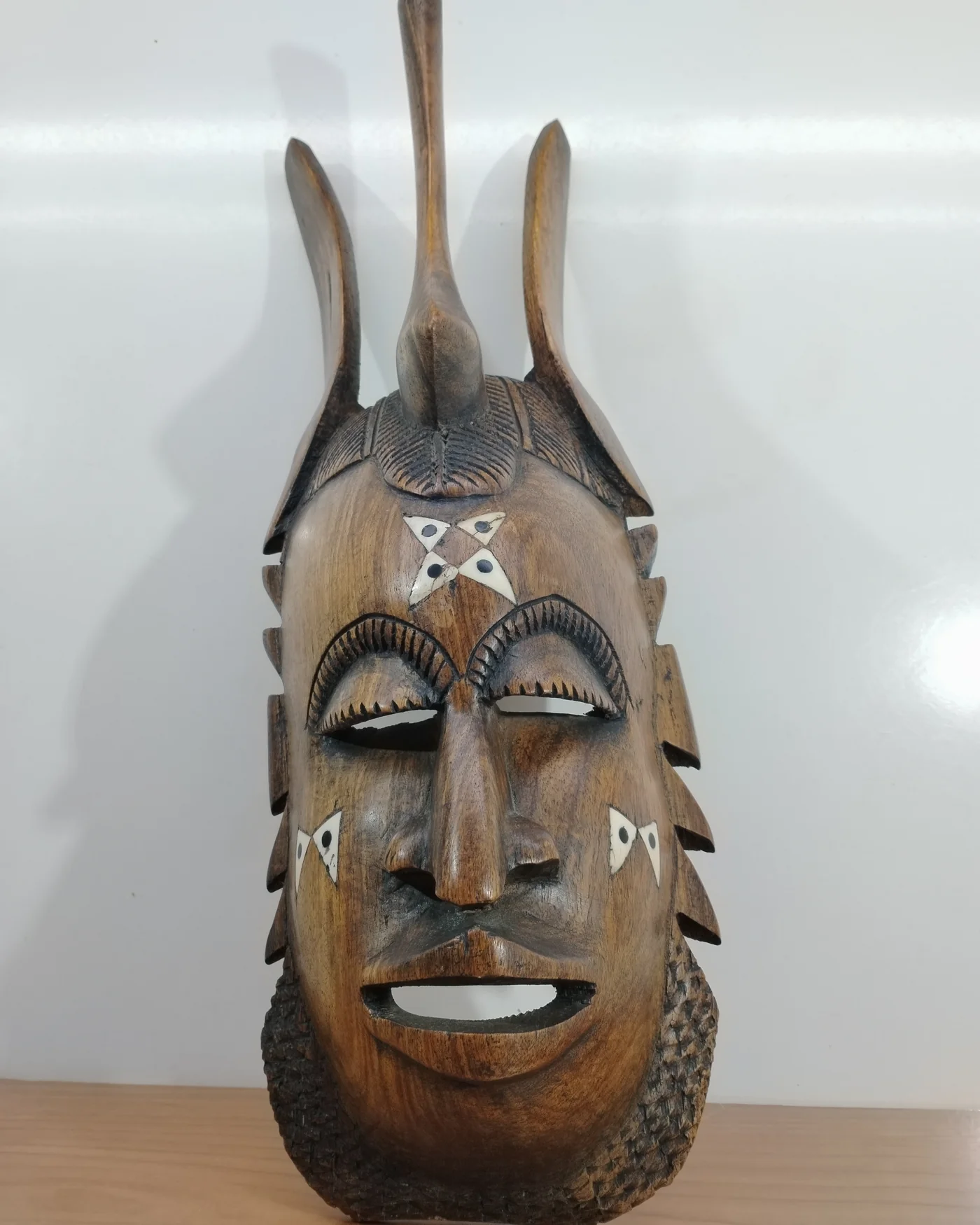 Máscara africana tallada en madera con incrustaciones - imagen 2