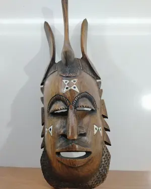 Máscara africana tallada en madera con incrustaciones - miniatura 2