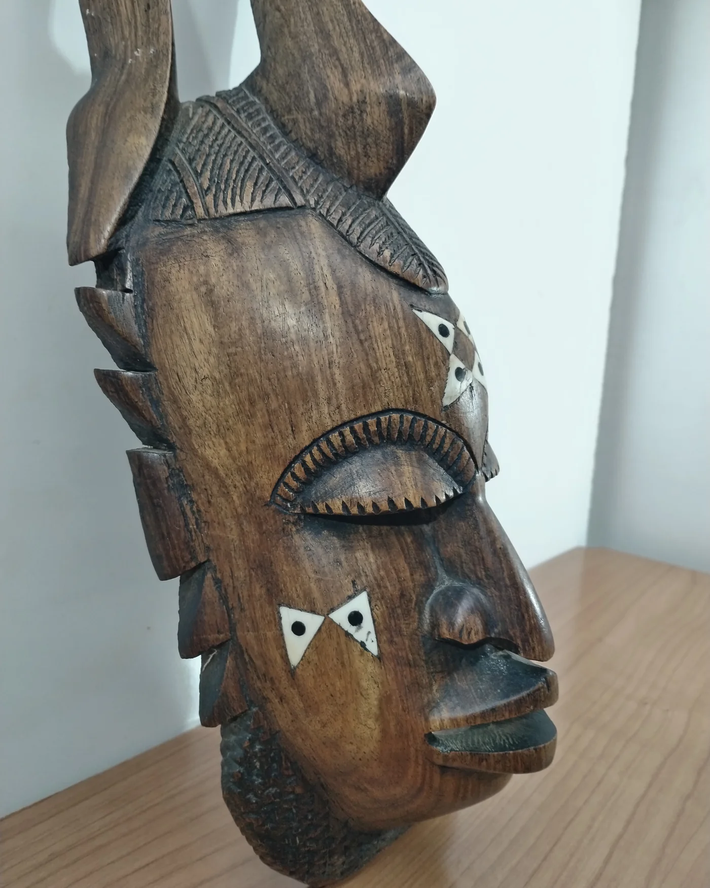 Máscara africana tallada en madera con incrustaciones - imagen 3
