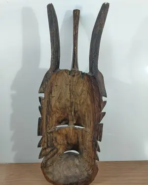 Máscara africana tallada en madera con incrustaciones - miniatura 4