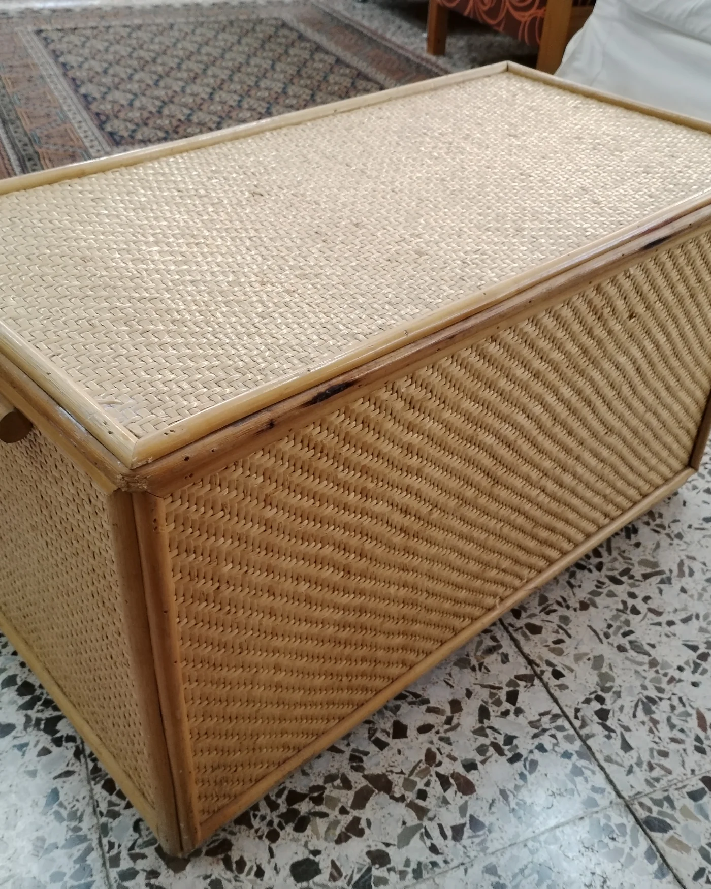 Baúl vintage de mimbre con estructura de madera - imagen 2