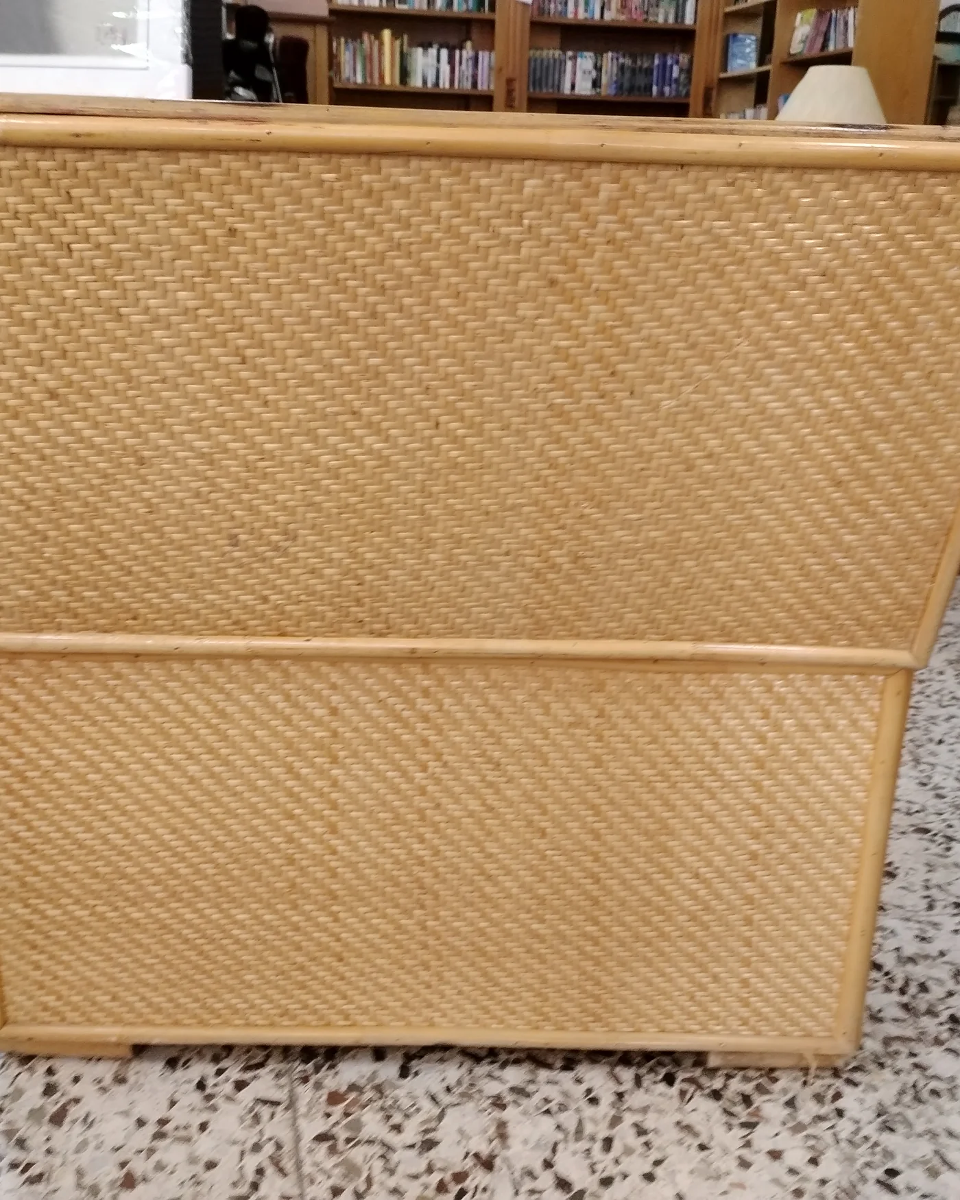 Baúl vintage de mimbre con estructura de madera - imagen 4