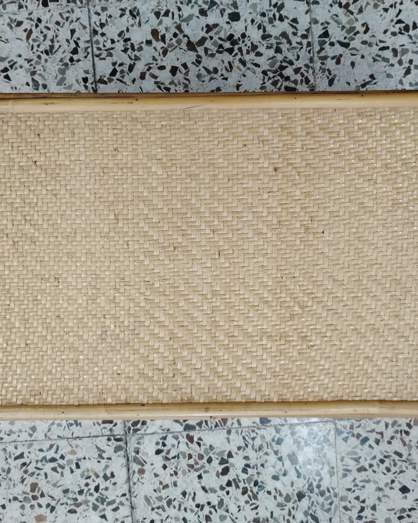 Baúl vintage de mimbre con estructura de madera - imagen 6