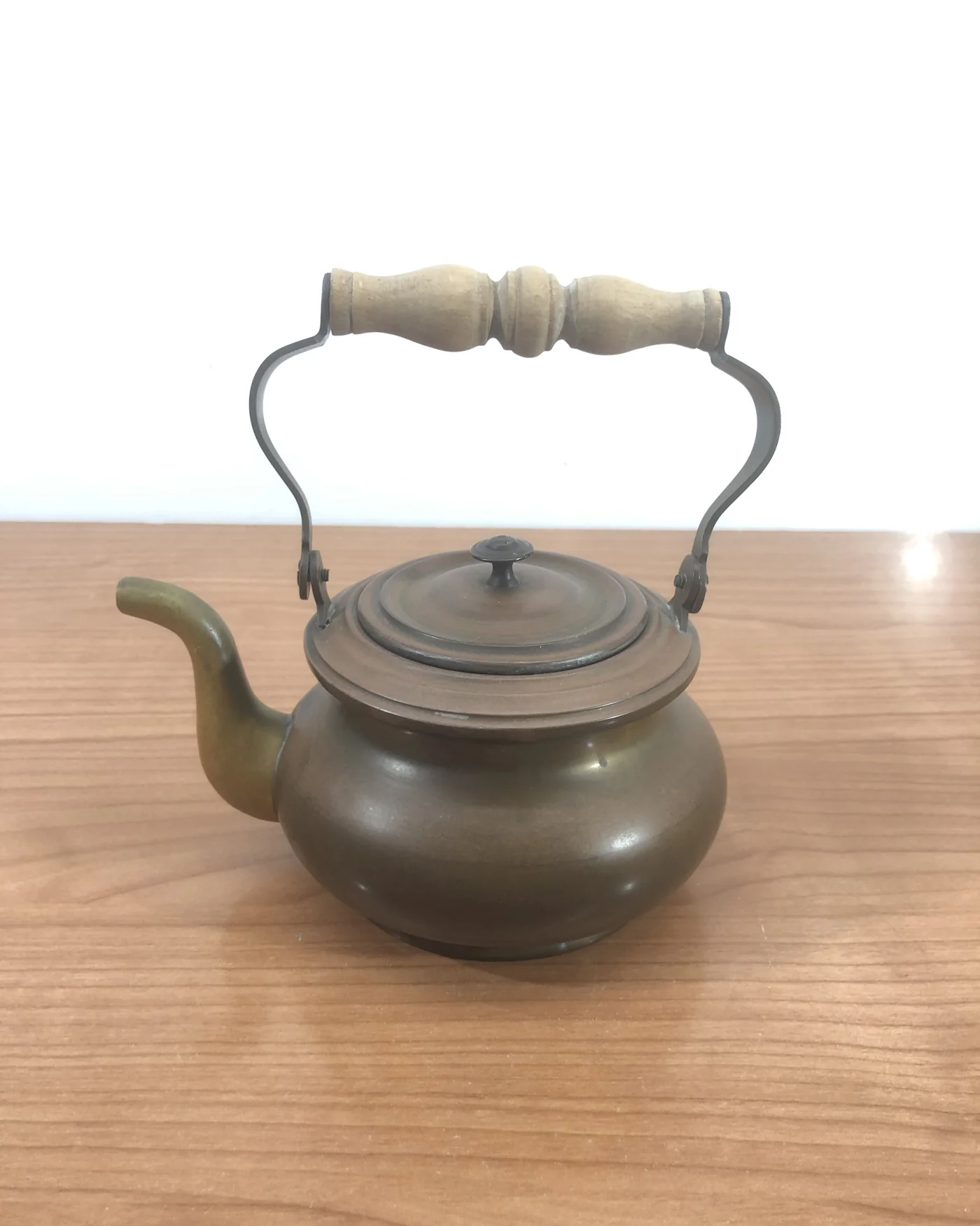 Tetera antigua de cobre con asa de madera - imagen 1