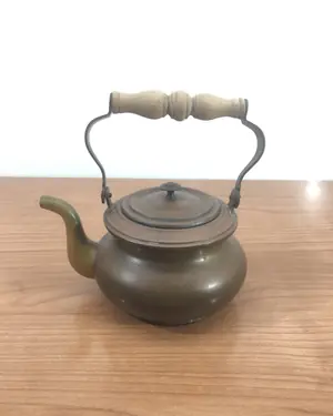 Tetera antigua de cobre con asa de madera - miniatura 1