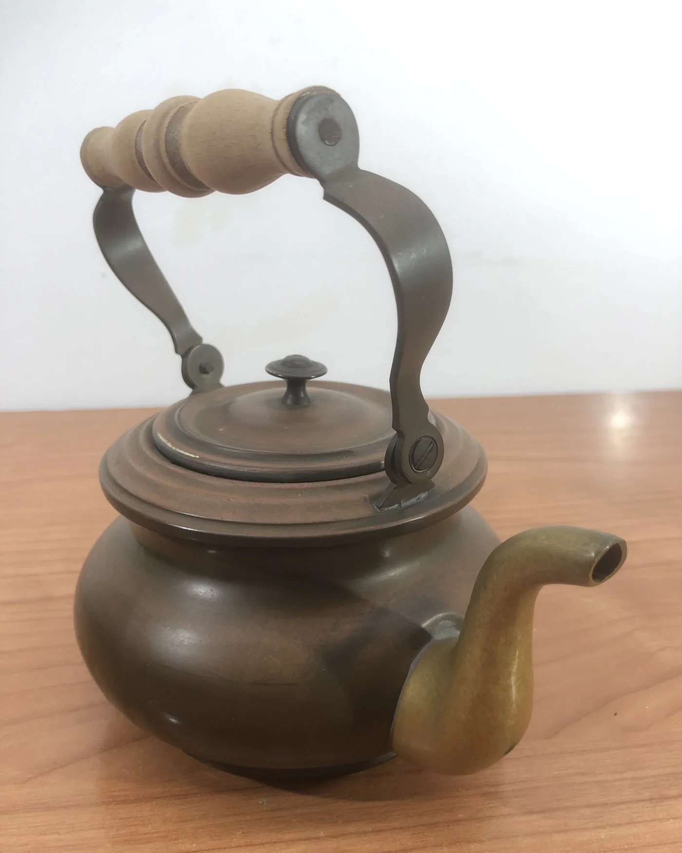 Tetera antigua de cobre con asa de madera - imagen 2