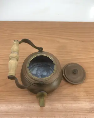 Tetera antigua de cobre con asa de madera - miniatura 3